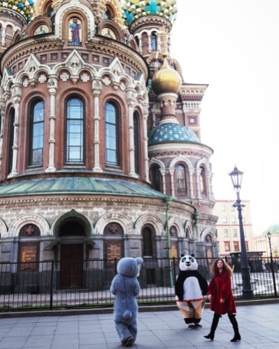 Dressed up people in front of the Church of the Savior on Spilled Blood