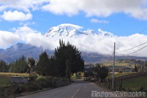 Volcan Chimborazo looming over the road